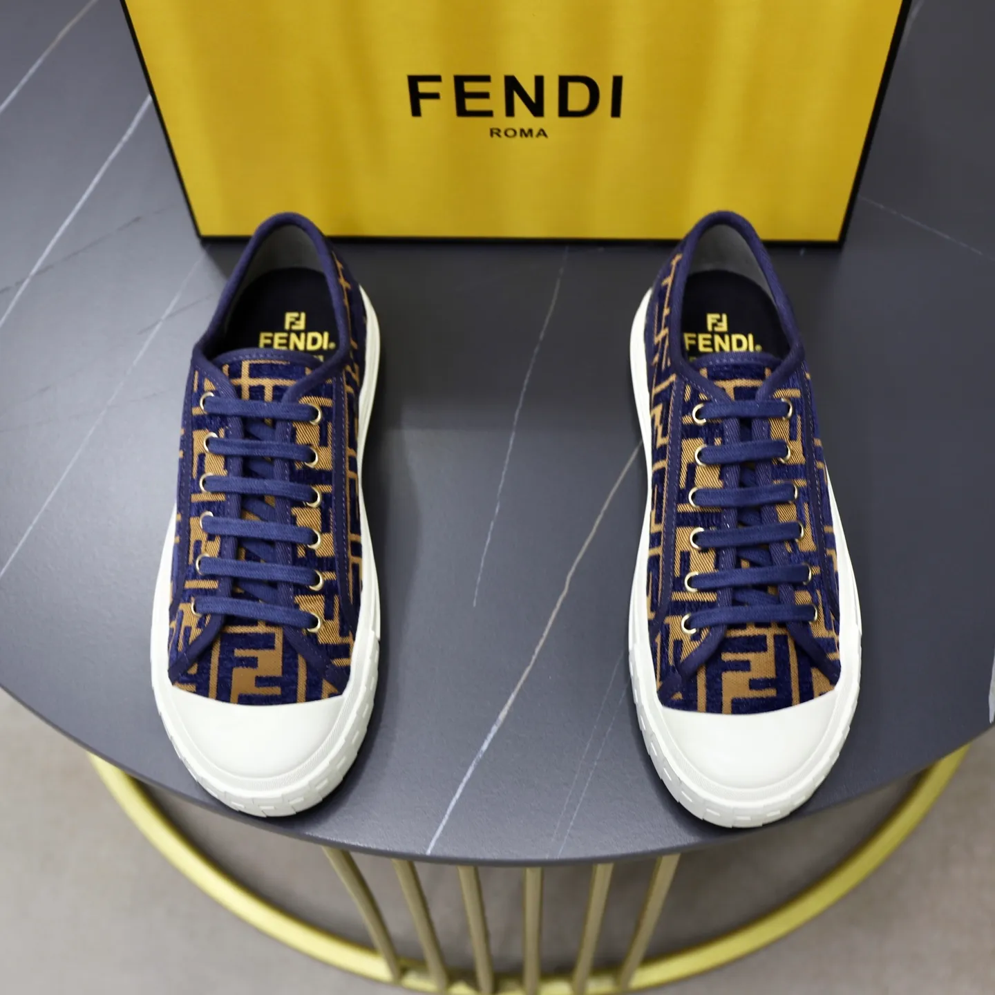 Factory price: 480 original order (couple model) Brand: FENDI Fendi 🙅‍♂️🙅‍♂️🙅‍♂️ Size: Female 35–40, Male 39-44 (45 can be customized) Grade: Official website genuine Material: Imported original LoGO fabric upper Original comfortable lining TPU wear-resistant lightweight outsole Style category: Loafers New trendy shoes Color: actual picture color